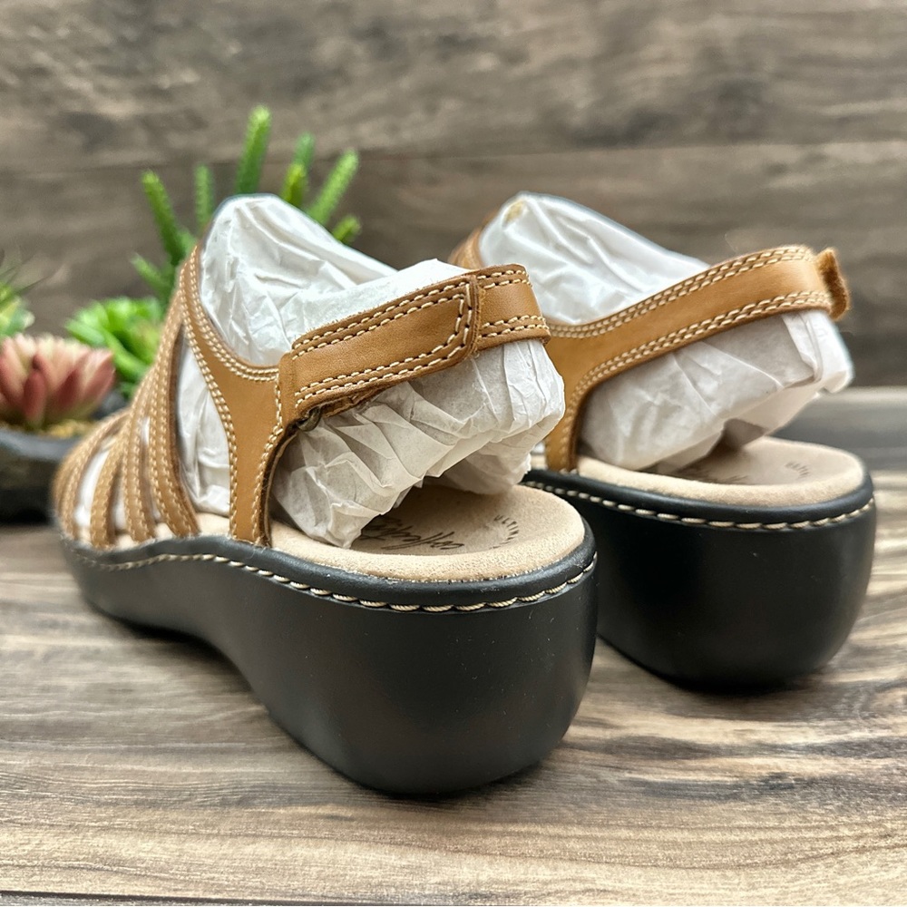 ❌SOLD OUT❌NIB Clarks Delana Curve Tan leather Slingback Strappy Wedge Sandal 8M - Picture 8 of 12